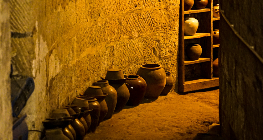 Мешок в угол – и в погребе никакого конденсата – потом еще и в огороде пригодится