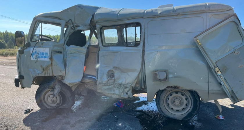 Два человека пострадали в ДТП с грузовиком и "УАЗом" в Вологодской области