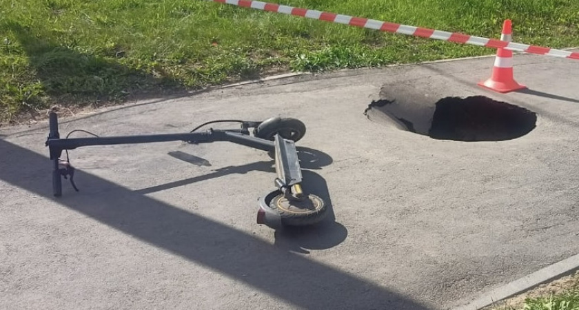 В Вологодской области травмировался водитель электросамоката, упавший из-за ямы на тротуаре