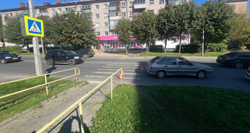 В Вологодской области сбитую на пешеходном переходе женщину на скорой увезли в больницу