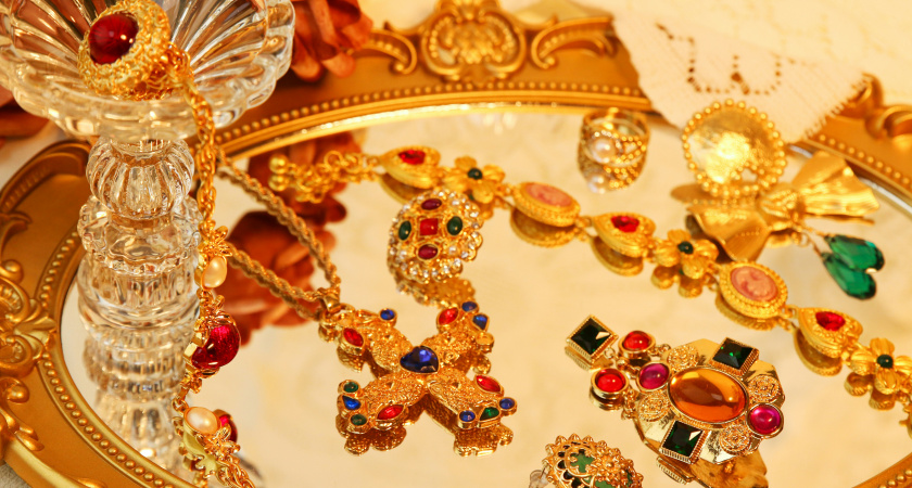 Секреты бабушкиной шкатулки: как распознать действительно дорогую брошь из СССР