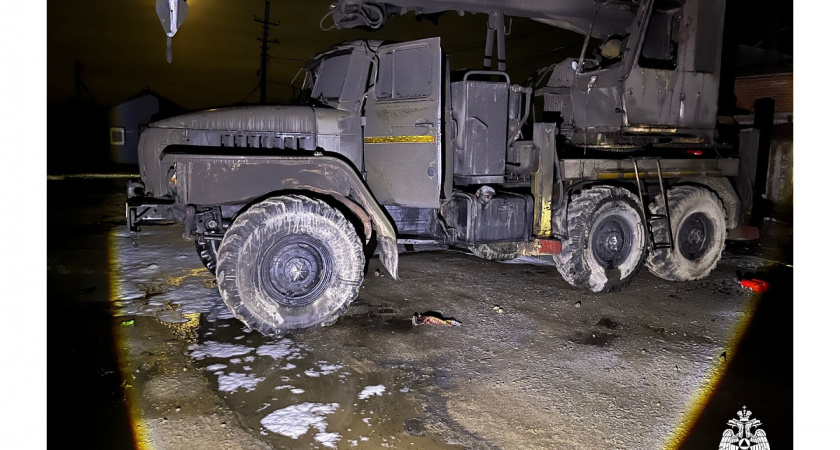 Загоревшиеся гаражи с двумя грузовиками тушили 19 пожарных в Вологодской области