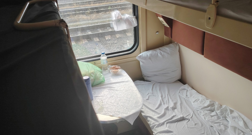 Пассажирке с ребенком пришлось ждать в коридоре, пока две женщины "пировали" на их местах