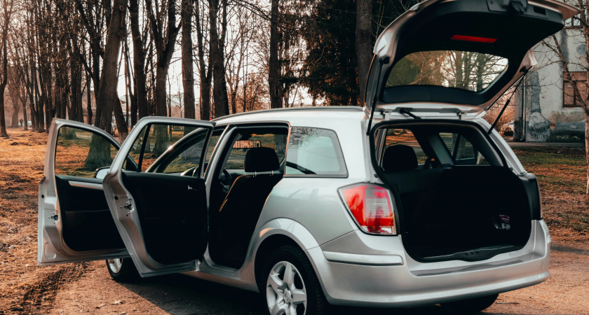 Что обязательно нужно иметь в машине в 2025 году, чтобы не выписали штраф