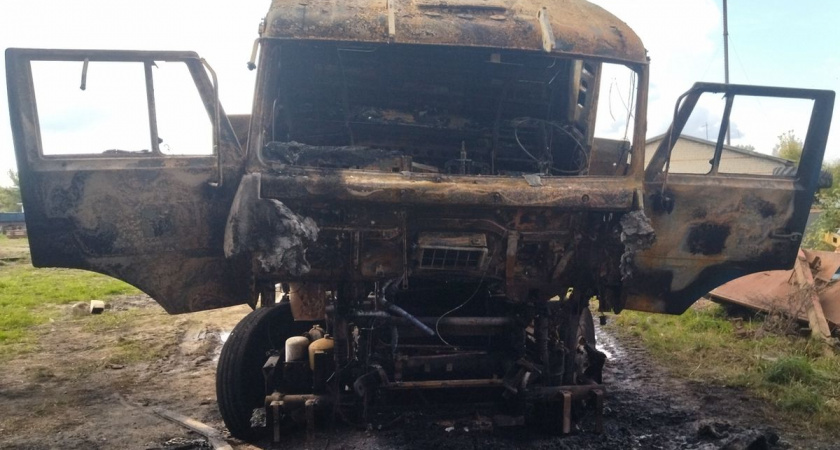 Пять пожарных тушили в Вологодской области загоревшийся "КамАЗ"