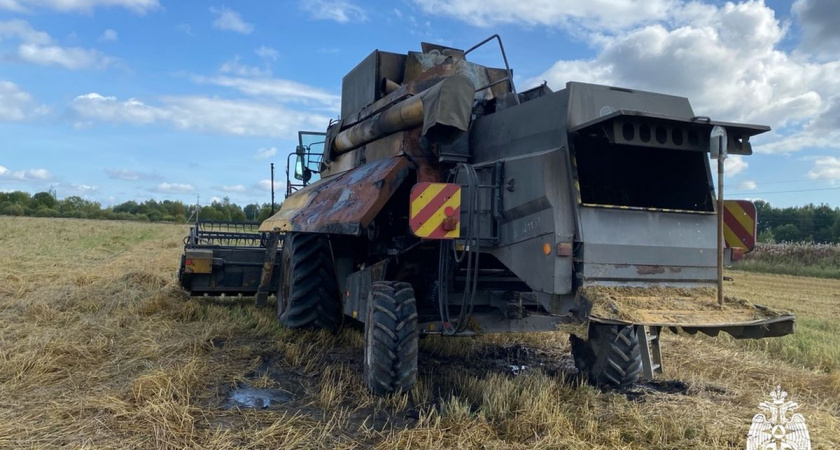 В Вологодской области во время работы в поле загорелся зерноуборочный комбайн