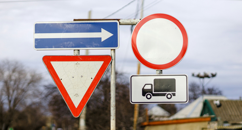 Водители в панике: новые знаки на российских дорогах сбивают с толку всех