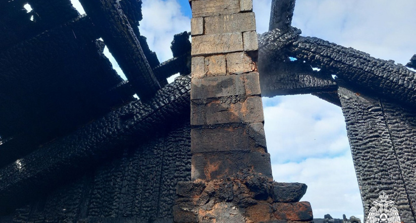 Пенсионер эвакуировался в Вологодской области из загоревшегося дома