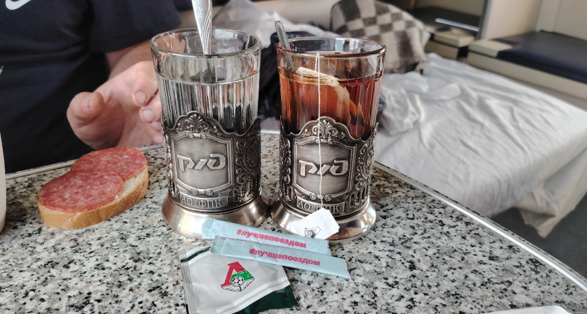 Эгоистичная "яжмать" за все 3-ое суток ни разу не скрутила свой матрас и не разложила столик, чтоб я могла нормально покушать