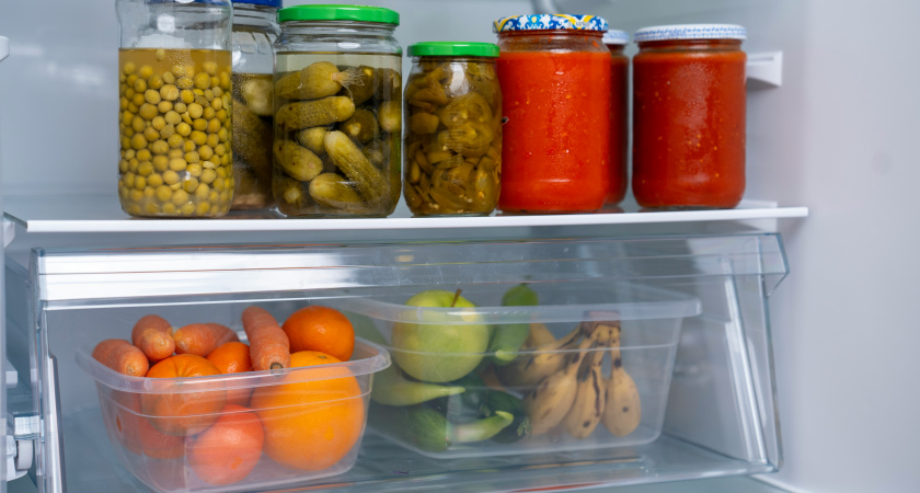 Зачем класть 3 таблетки активированного угля в дверцу холодильника: запомните раз и навсегда