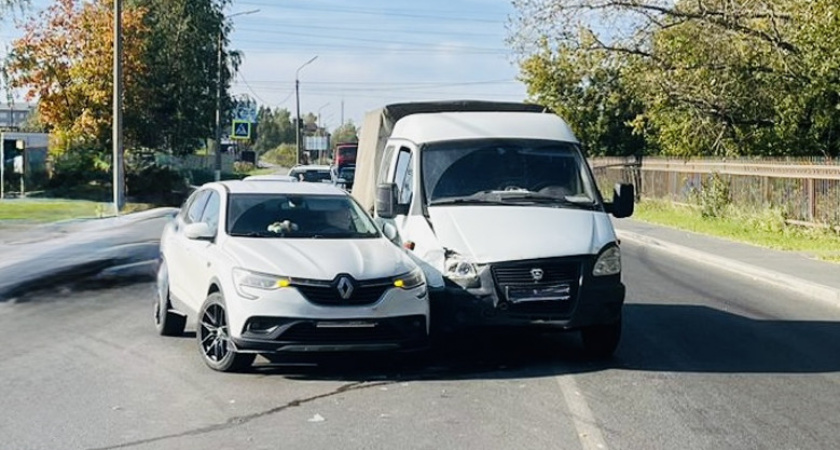 Водитель иномарки пострадала в Вологодской области в ДТП с "ГАЗелью"