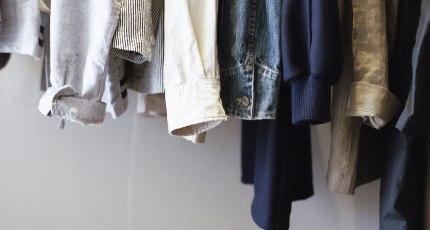 В шкафу с одеждой появился неприятный запах? Возьмите соду и лед, это невероятно, но работает