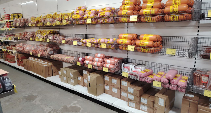 Подруга-продавец рассказала - зачем люди покупают в "Светофоре" по 10-20 палок колбасы и по 20 килограммов сосисок