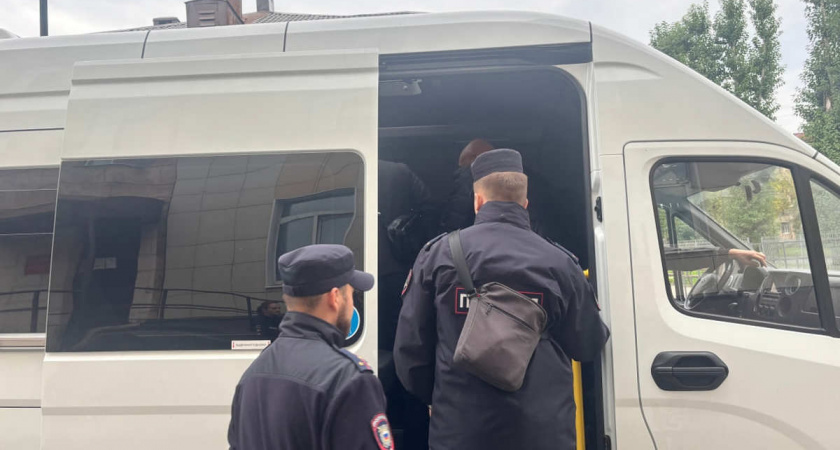 В Вологодской области троих мигрантов депортируют после рейда