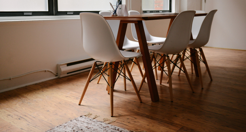 Укладываю ламинат с помощью бритвы: простое решение назойливой проблемы