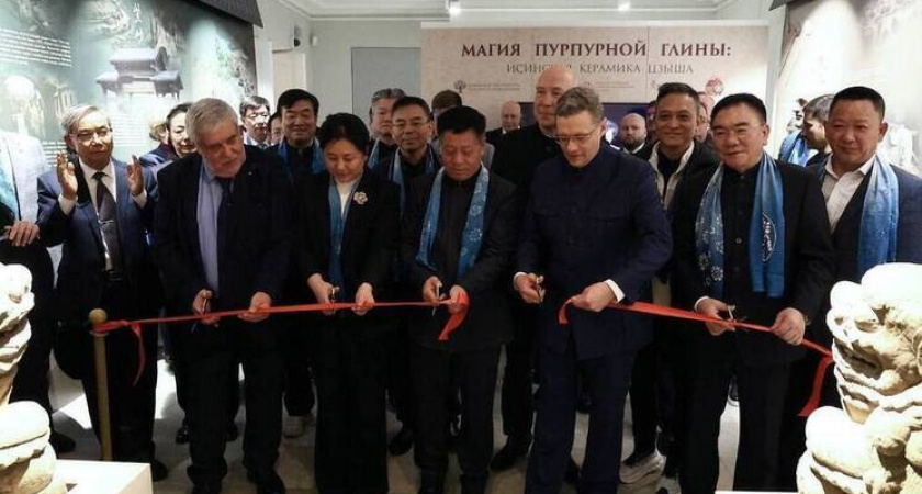 Губернатор Вологодской области и посол КНР открыли в Москве выставку китайской керамики