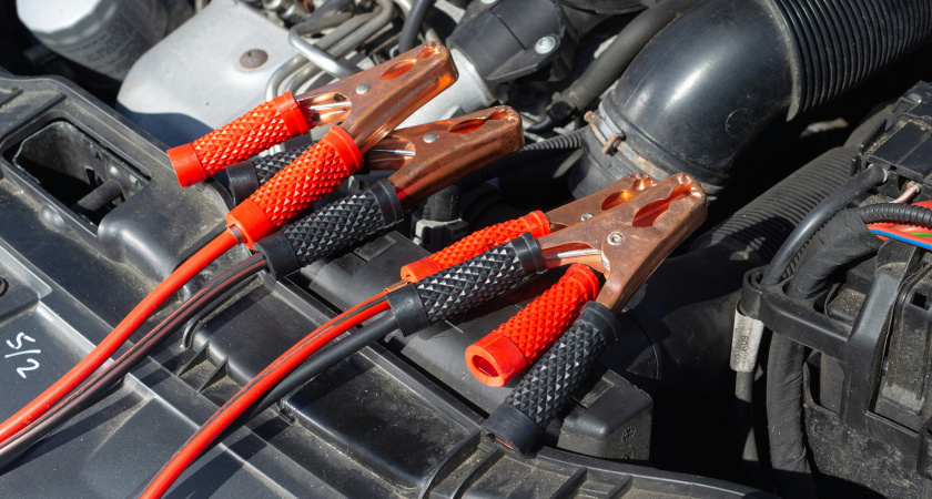 Солдатский способ запустить мотор с севшим аккумулятором - в глуши, где вокруг ни души, и рассчитывать можно только на собственную смекалку