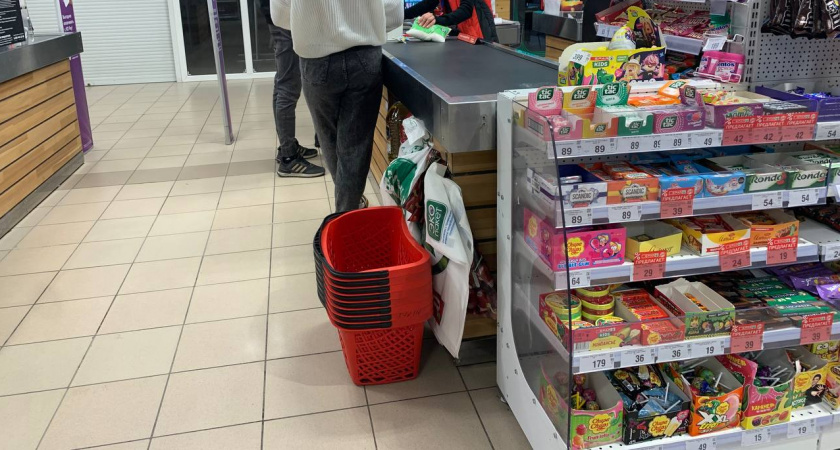 "Вам чек нужен или можно не печатать, а то начальник сказал экономить бумагу?" А я тут причем, обязательно нужен и вот почему