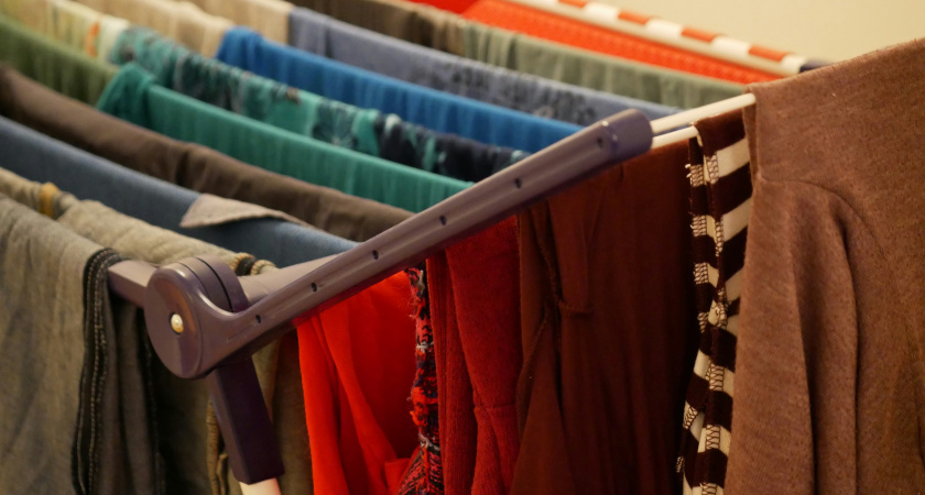 Несколько стирок - и одежда на испорчена: Роскачество назвало худшие марки гелей для стирки