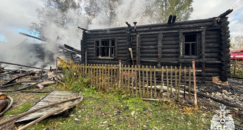 Супружеская пара эвакуировалась из загоревшегося в Вологодской области дома