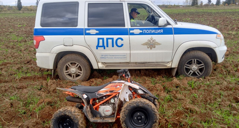 В Вологодской области пьяный водитель квадроцикла пытался скрыться от сотрудников ДПС в полях