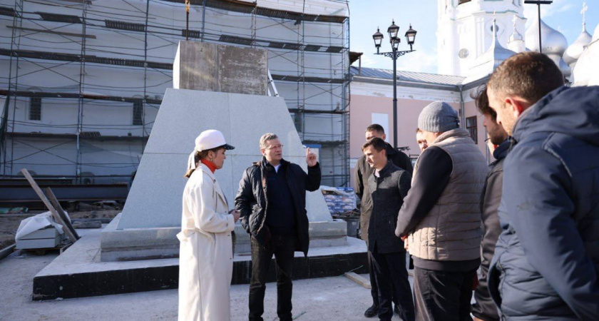 Губернатор Георгий Филимонов проконтролировал ход реновации Кремлёвской площади в Вологде