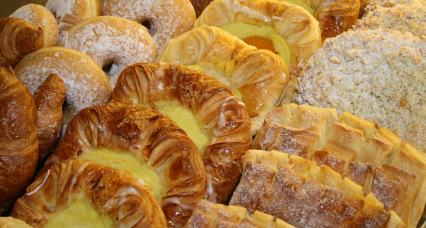 Купили в "Ермолино" разные пирожные: делюсь впечатлениями об эклерах, "Наполеоне" и брауни