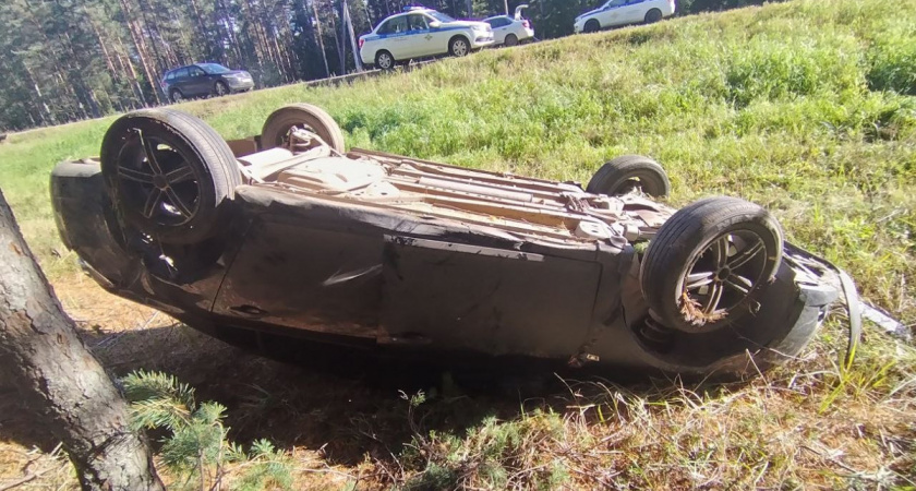 В Вологодской области пострадал пассажир опрокинувшейся на крышу иномарки