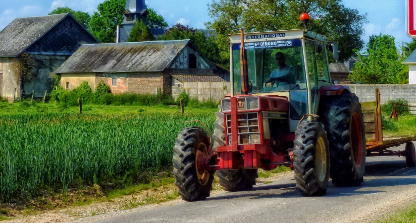 Верховный суд разъяснил: можно ли обгонять тракторы и другую сельхоз-технику через сплошную линию разметки