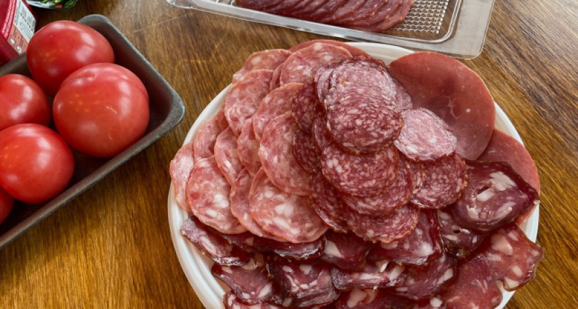 На 100% чистое мясо, никакой подделки: в Роскачестве составили список лучших марок колбасы для салатов и не только