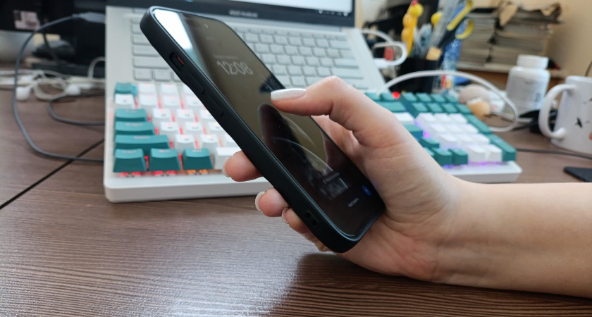 Мошенники совсем обнаглели: прислали смс на оба наших номера. Удивительно, что кто-то ещё ведётся