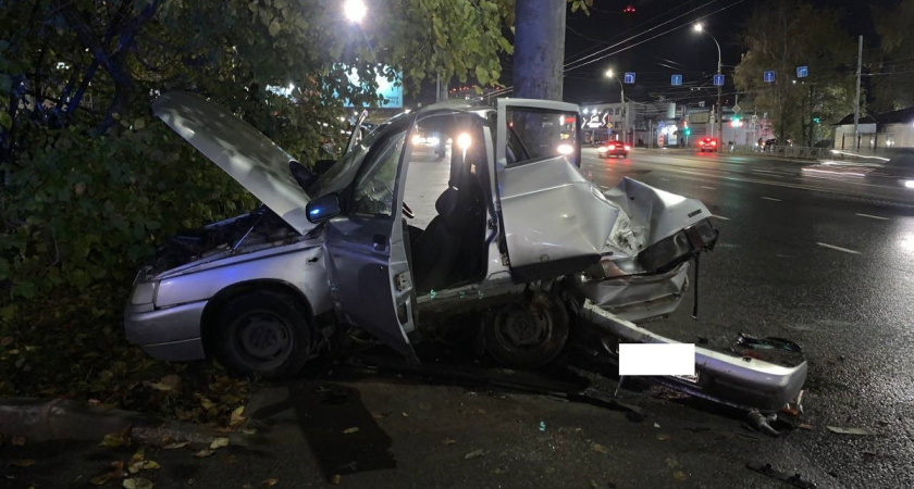 Пассажирка госпитализирована после ночного ДТП в Вологде: автомобиль врезался в опору ЛЭП