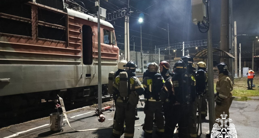 На железнодорожном вокзале в Вологде загорелся электровоз