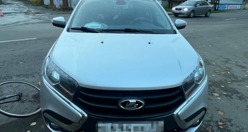 Пенсионер-велосипедист госпитализирован после столкновения с иномаркой в Вологодской области 