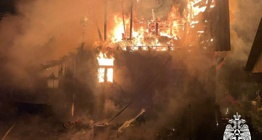 Под Вологдой пара чудом спаслась из горящего дачного дома