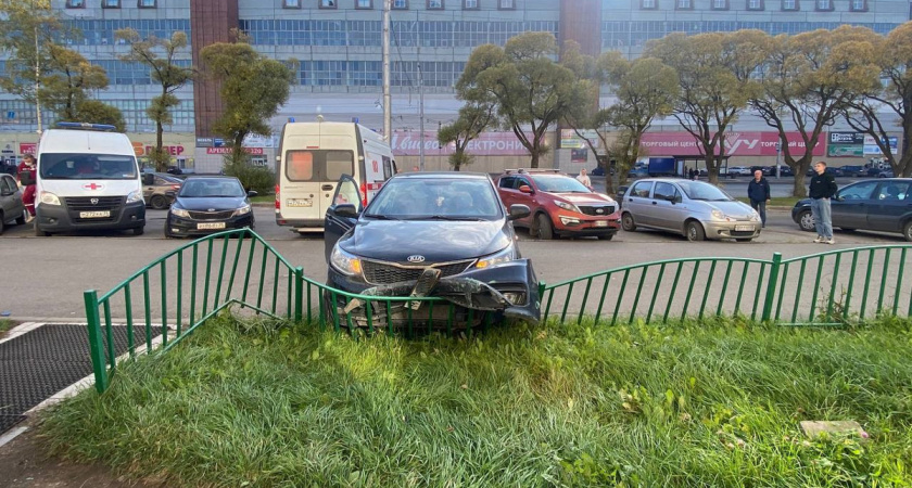 В Вологде вылетевший на тротуар автомобиль сбил двух пешеходов