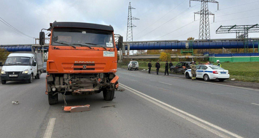 В Вологодской области в ДТП с "КамАЗом" пострадали водитель и пассажир легковушки