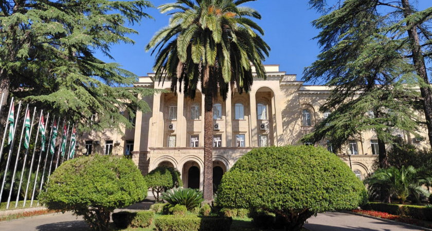 Курорт дорогого разочарования: море холодное, вип-места пустые, люди жмутся на тонкой полосе, а еда стоит как фуа-гра