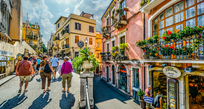 «Верните русских»: почему итальянцы протестуют против туристов из других стран