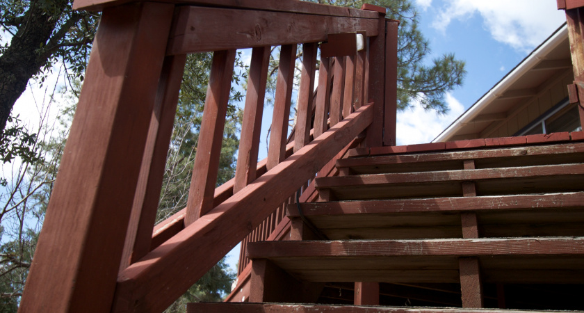 Турецкие строители добавляют в лак и краску горсть песка - и вот зачем: гениальный и продуманный способ для ступеней