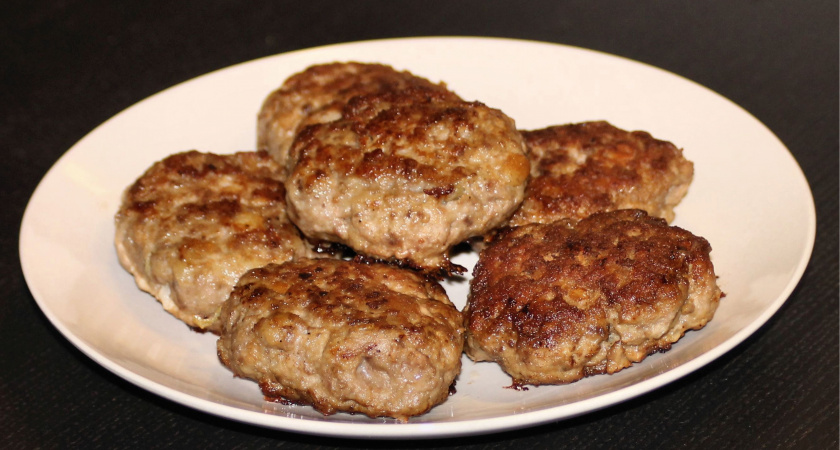 Подруга из деревни поделилась советом, как сделать котлеты еще сочнее. Всего два ингредиента. Никакого хлеба и яиц