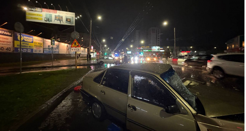 В Вологде молодой человек без прав спровоцировал массовое ДТП у ТЦ "Форум"