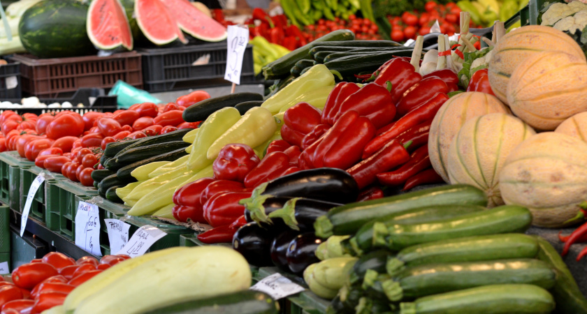 Почему некоторые фрукты и овощи на рынке без запаха и вкуса? Продавцы рассказали, в чем причина