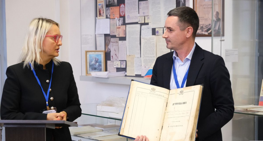 Выкупленный на аукционе исторический раритет передан в архив Вологодской области