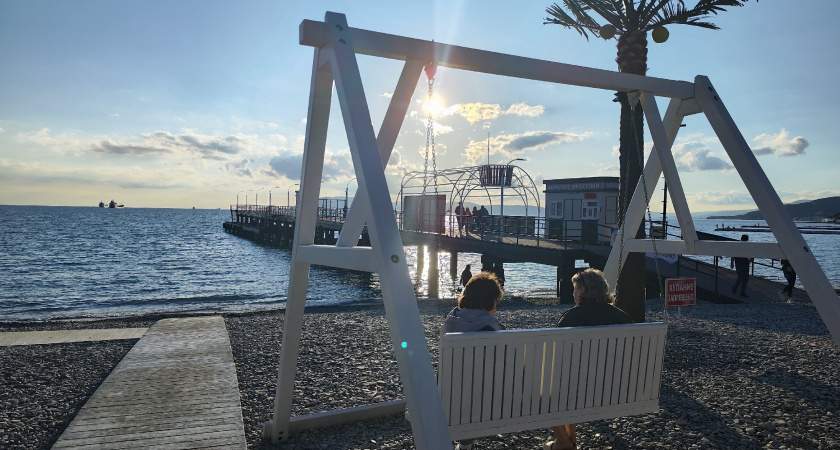 Курорт который не оправдал ожиданий: море холодное, вип-места пустые, люди жмутся на тонкой полосе, еда по цене фуагра