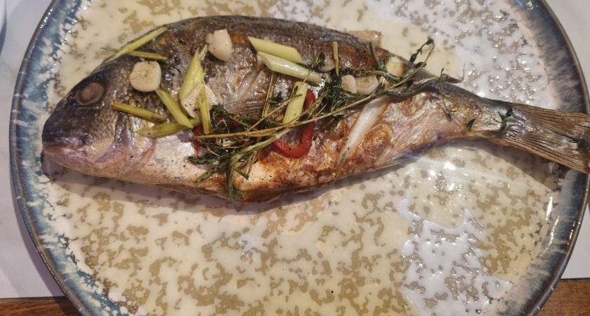 Мелкие кости растворяются сами: как жарят речную рыбу в дорогих ресторанах