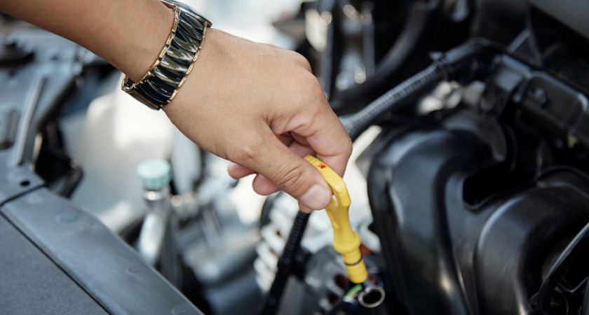 Щуп опустить недостаточно: автомеханик дал исчерпывающий ответ как проверить уровень масла, и как часто нужно делать