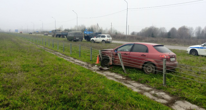 В Вологодской области водитель иномарки слетела в кювет, чтобы не врезаться в трактор