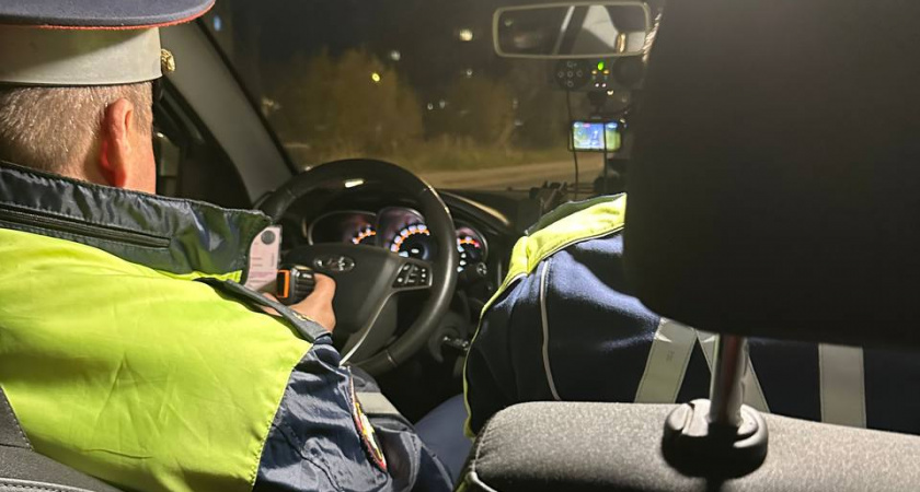 Инспектор ДПС жезлом останавливает на мосту: в чём подвох и как вести себя водителю?