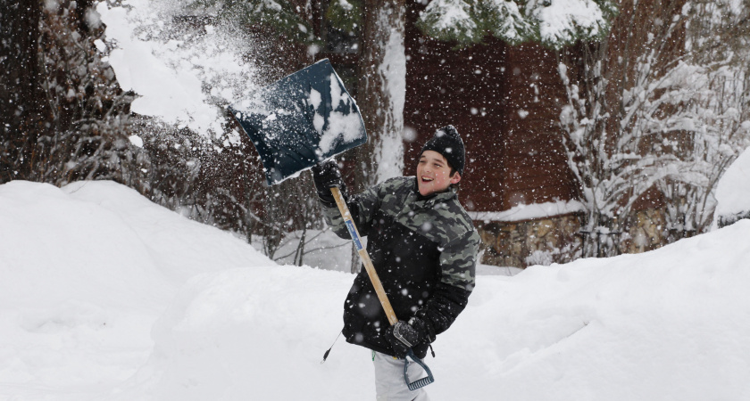 Дальнобойщик привёз из Китая лопату для чистки снега: удивительно, как им пришла в голову такая идея! А нам получается слабо?